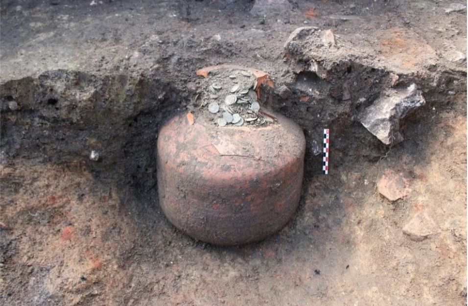 Jarros de moedas romanas que foram encontrados por arqueólogos na França.